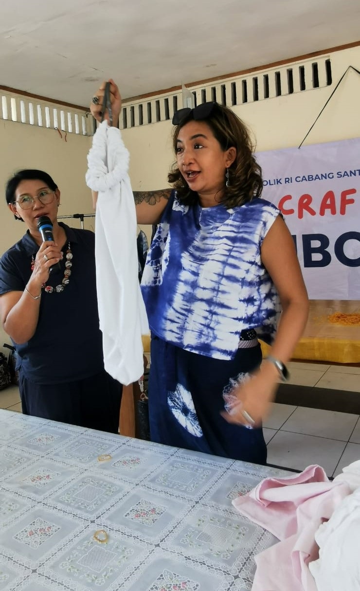 Andrea Asri saat mengisi pelatihan shibori PKAI